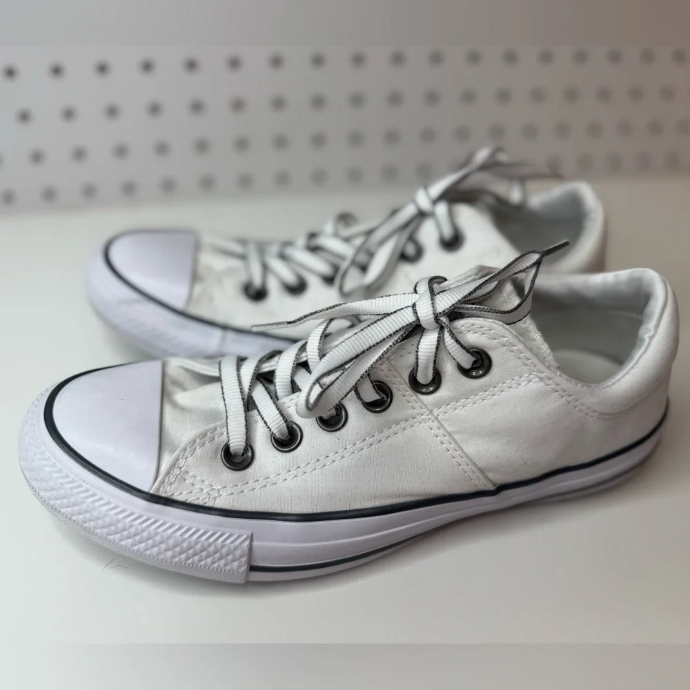 Converse Chuck Taylor All Star Low-Top Canvas Sneaker Women's 7 White & Black